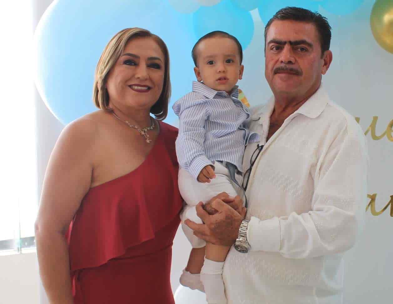 Con sus abuelitos maternos