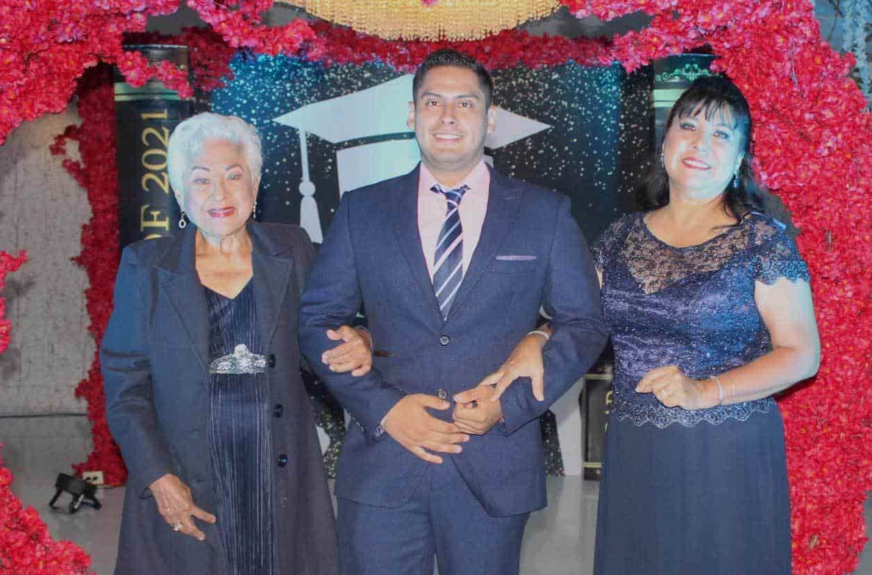 En compan~i´a de su abuelita y su mama´