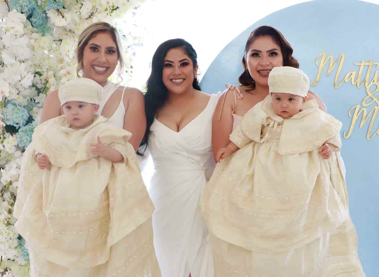 Los gemelos en brazos de sus ti´as