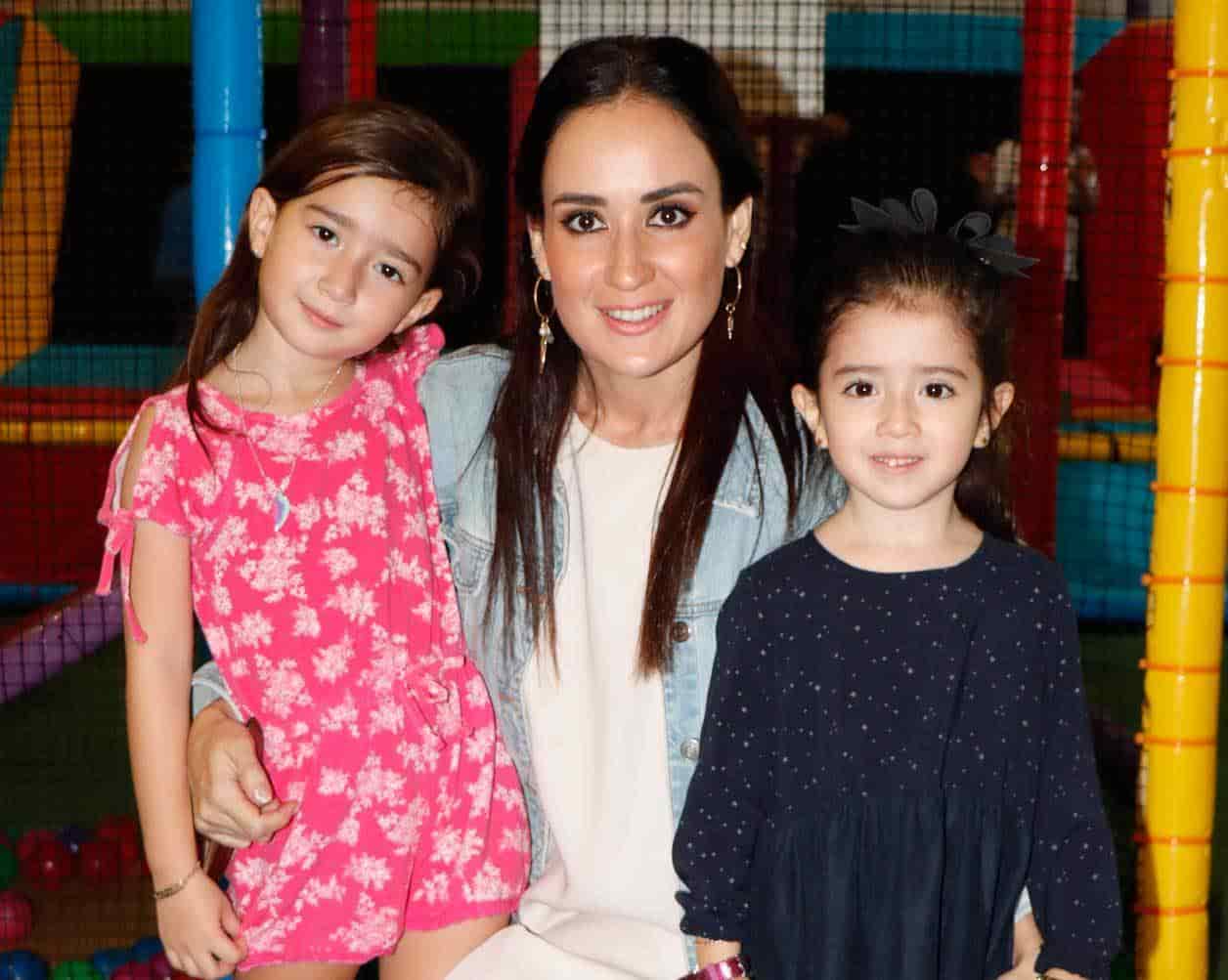 Inés con sus nin~as