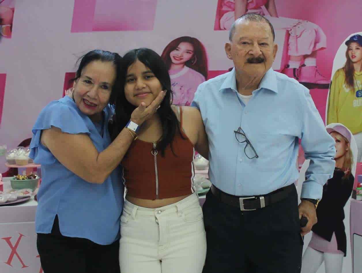 En compan~i´a de sus abuelitos