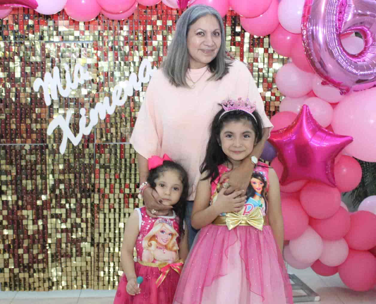 Antonella y Mi´a con su abuelita paterna