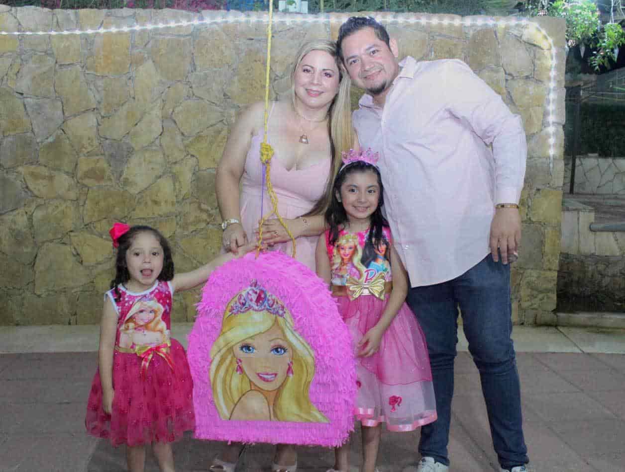 En compan~i´a de su hermana y sus papa´s