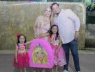 En compan~i´a de su hermana y sus papa´s