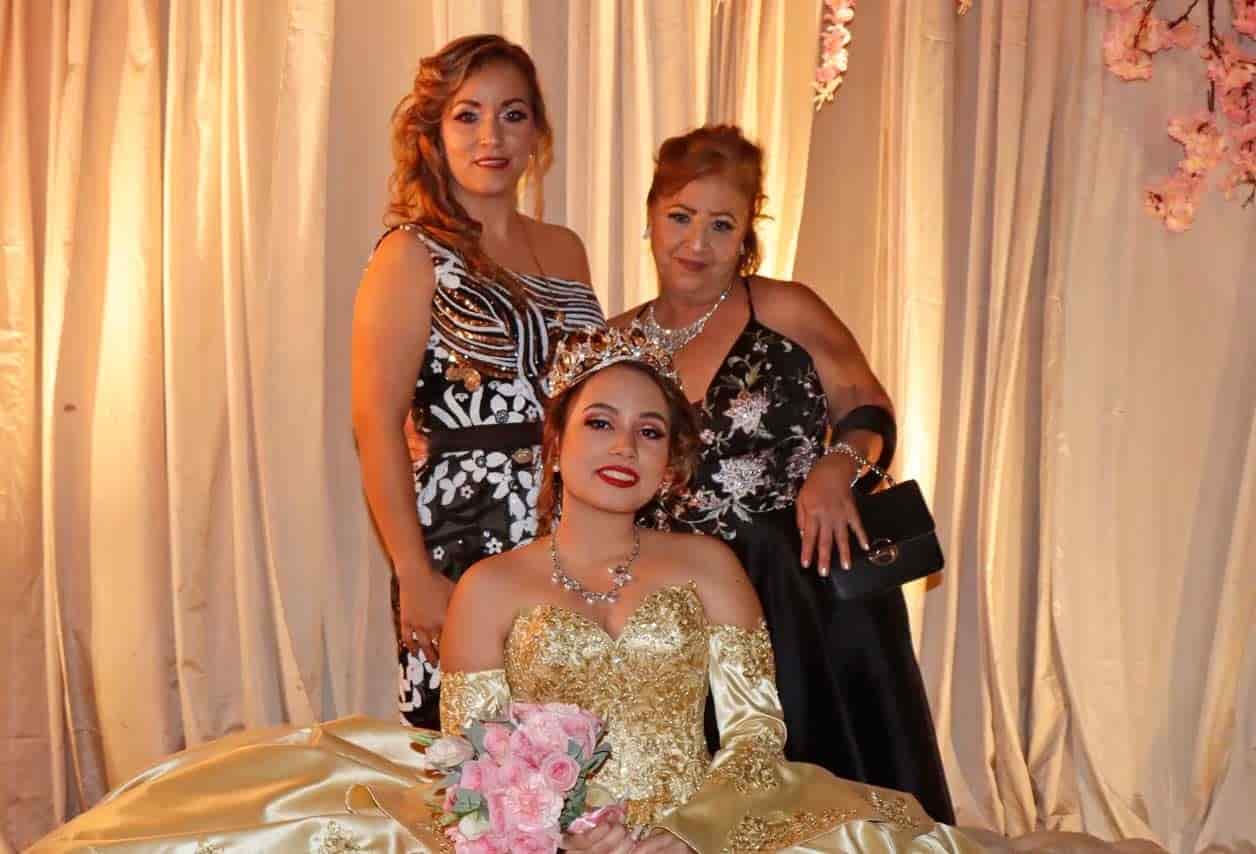 Con su mama´ y su abuelita