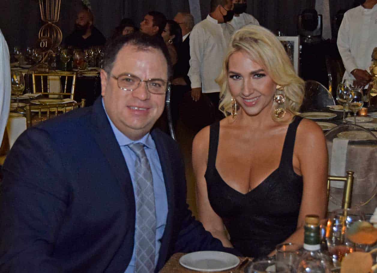 Rebeca con su esposo