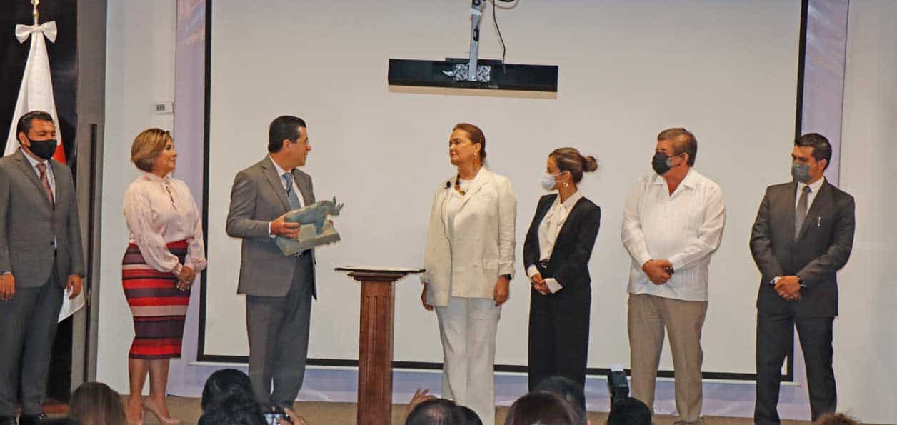 Entrega de regalo simbólico a la Dra. Patricia Armendáriz