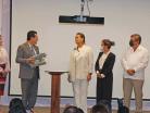 Entrega de regalo simbólico a la Dra. Patricia Armendáriz