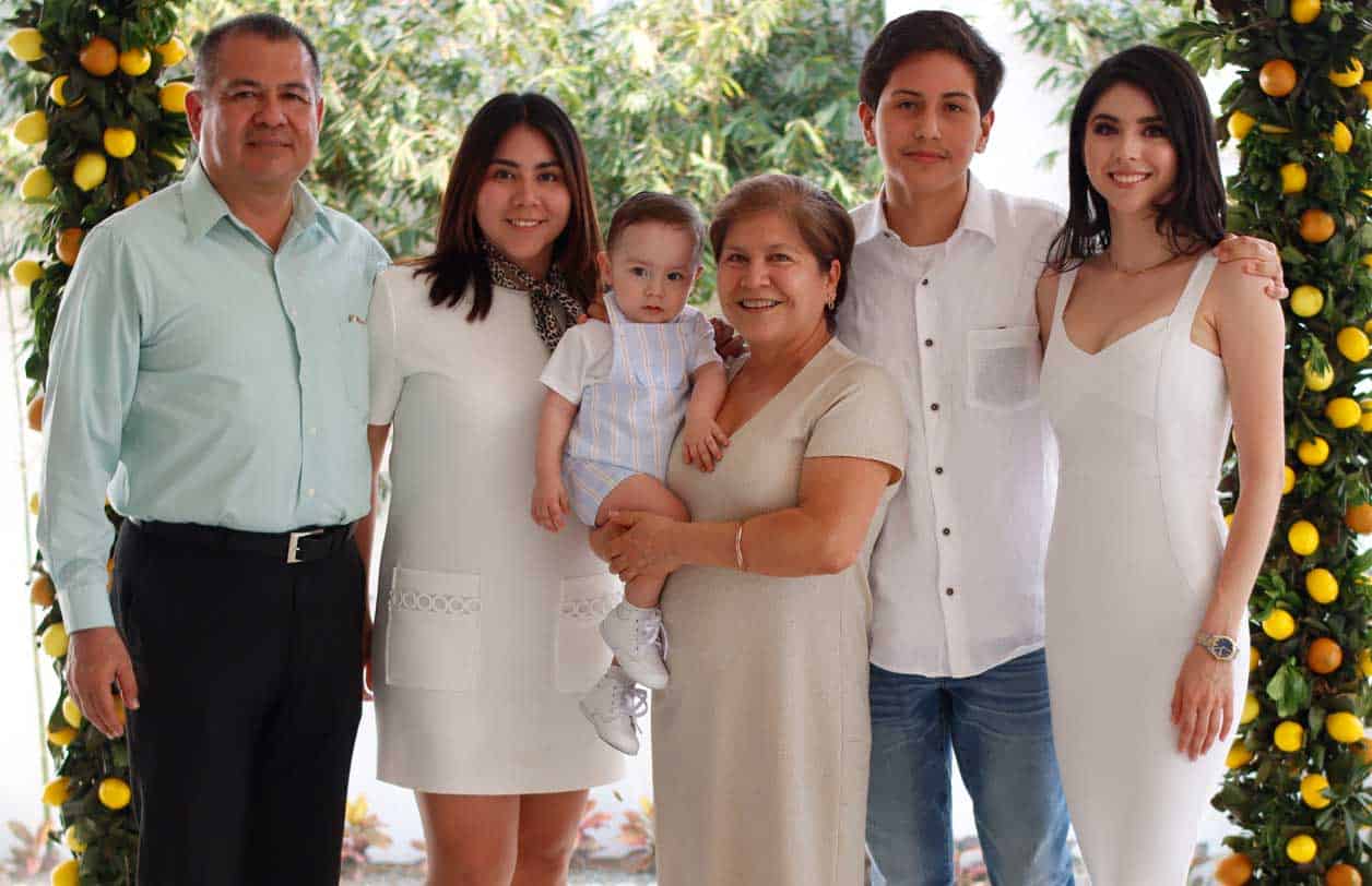 En compan~i´a de sus abuelitos maternos y sus tíos