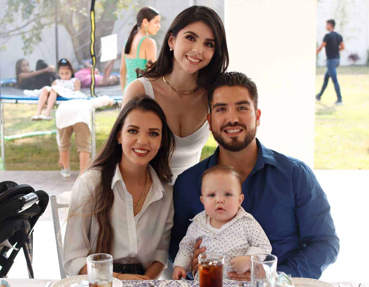 Ale, Susy y Robert con su pequen~o
