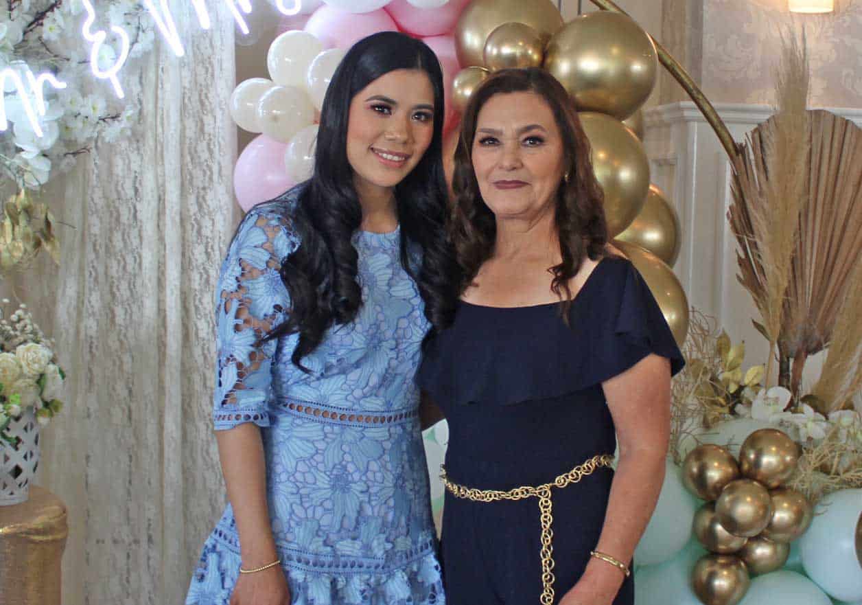 En compan~i´a de su mama´