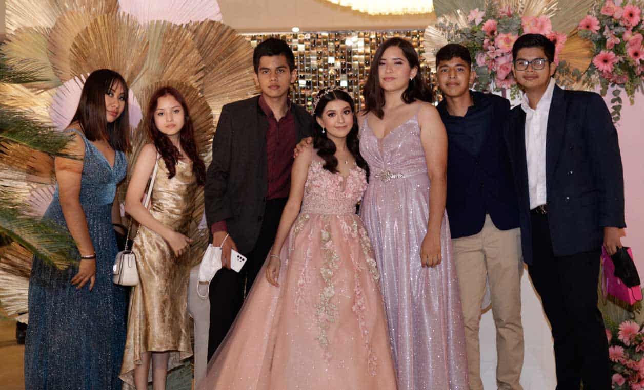 Felicitaron a la quinceañera