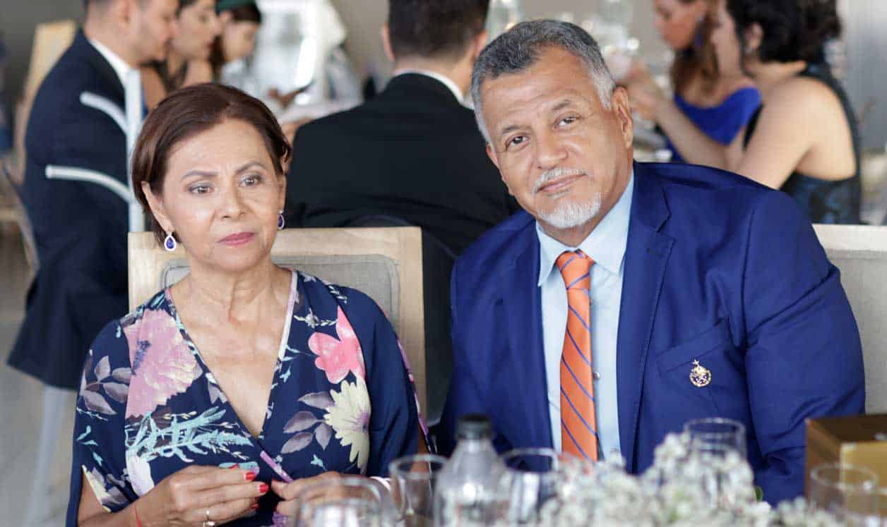 Con la mejor compan~i´a