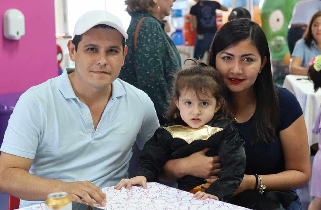 Víctor, Daniela y Emma