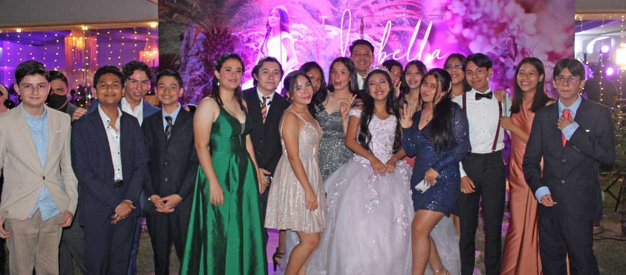 En compan~i´a de sus amigos
