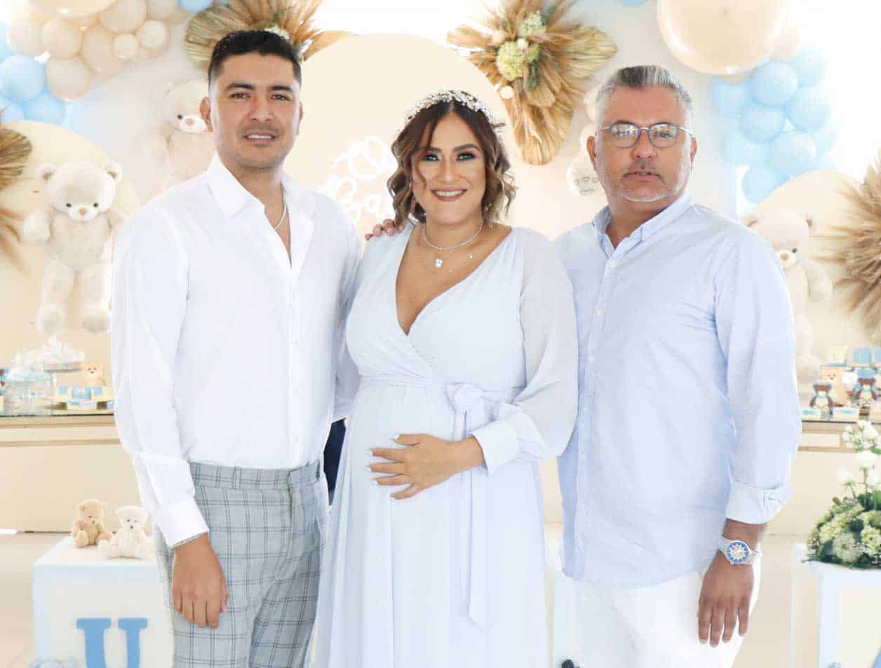 Junto a sus hermanos