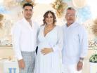 Junto a sus hermanos