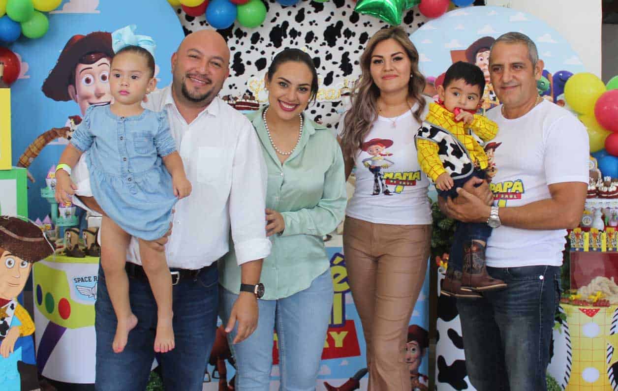 Victoria, Javier, Esther, Rubi´, Jose´ y Jose´