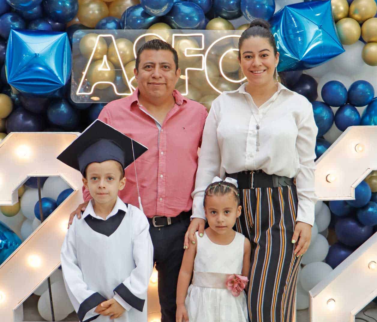 Maximo con su familia