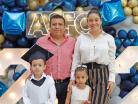 Maximo con su familia