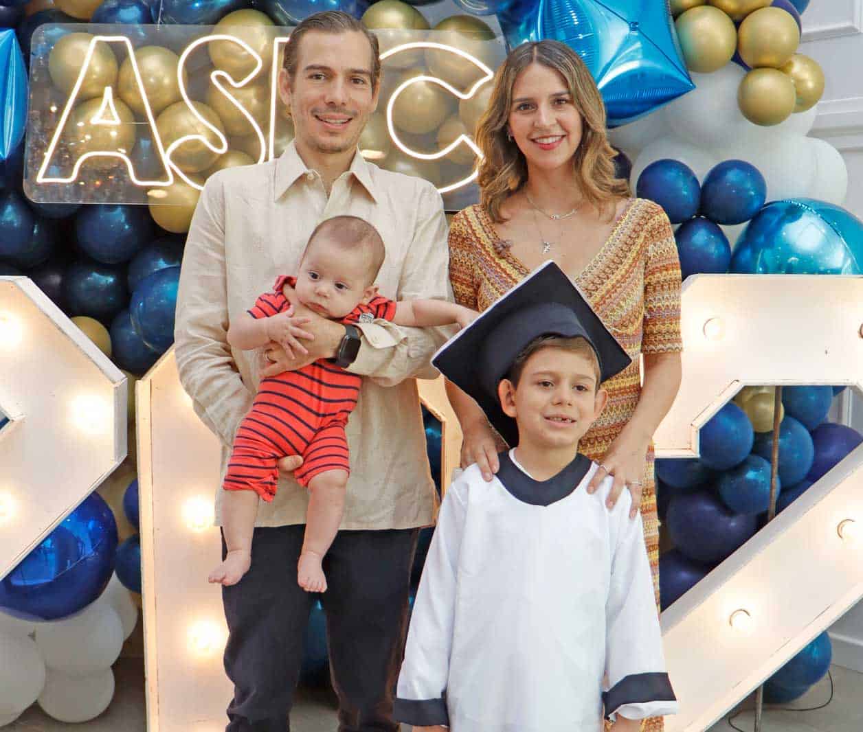 Rafael juntos a su familia