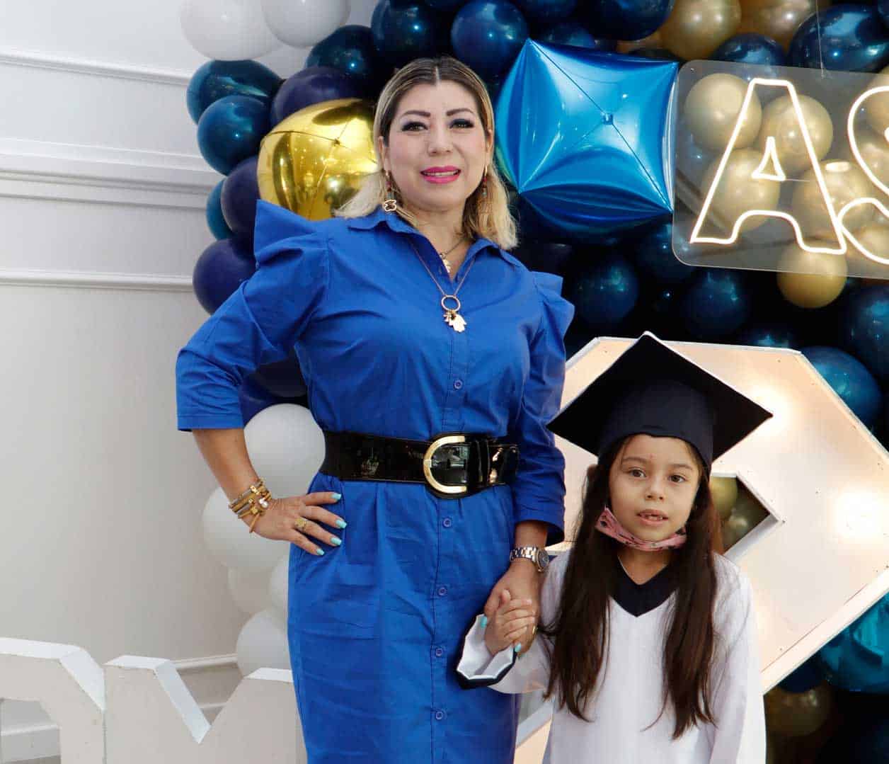 Regina con su abuelita