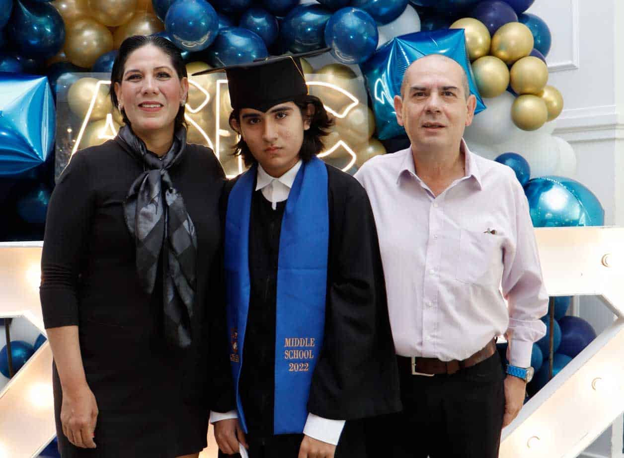 Enzo con sus papa´s