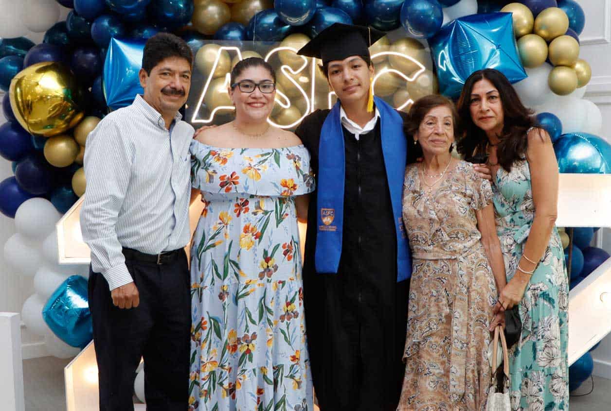 Luis con su familia