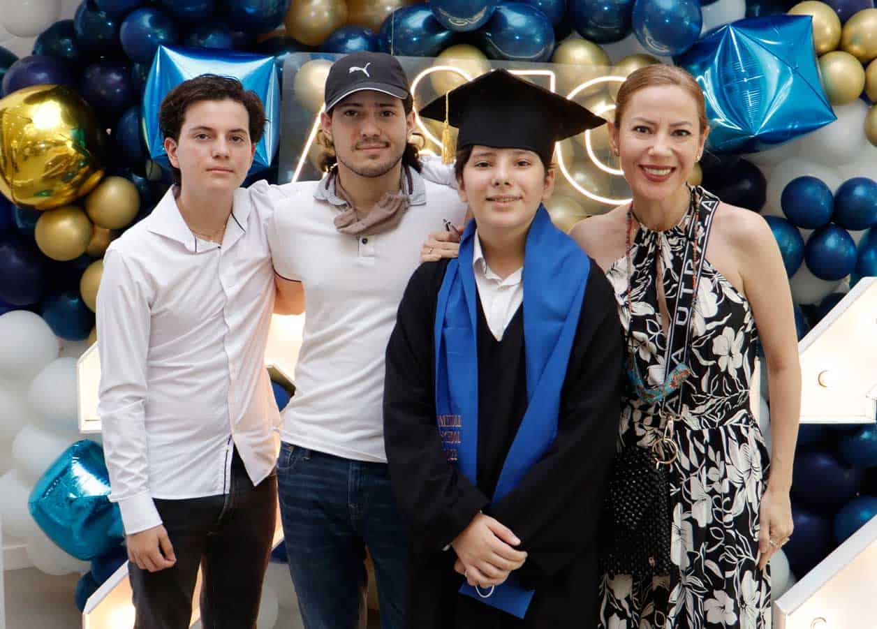 Bruno junto a sus familiares