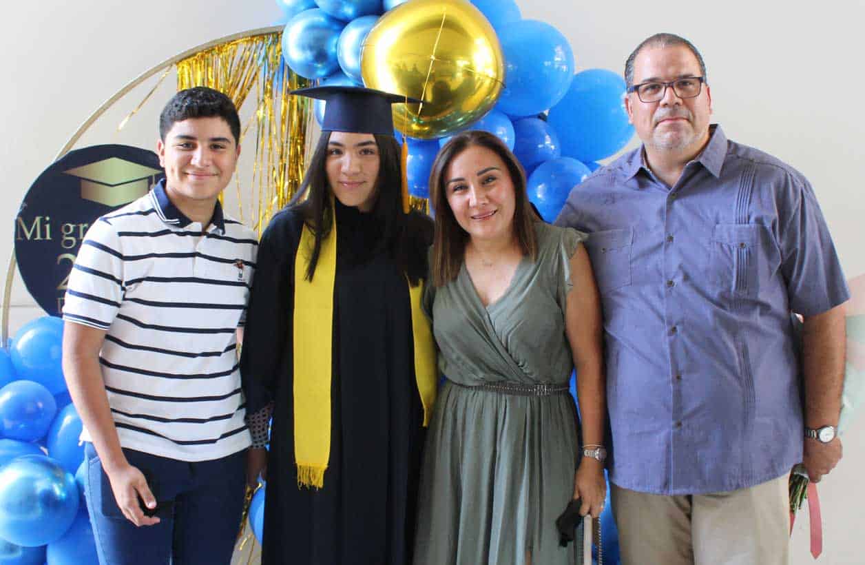 Mari´a Jose´ en compan~i´a de su familia