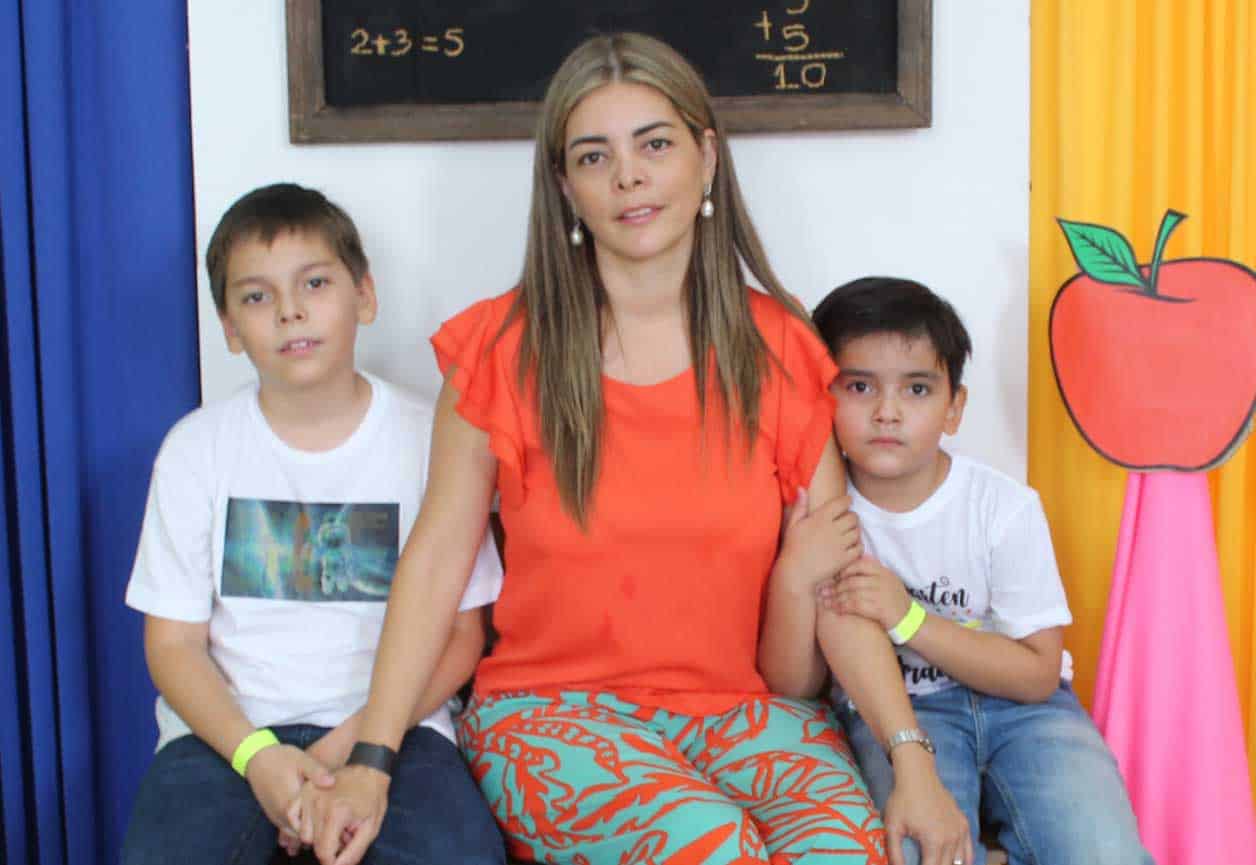 Adrian con su mama´ y su hermano