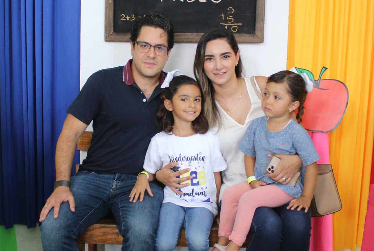 Aithana y Alessa con sus papás