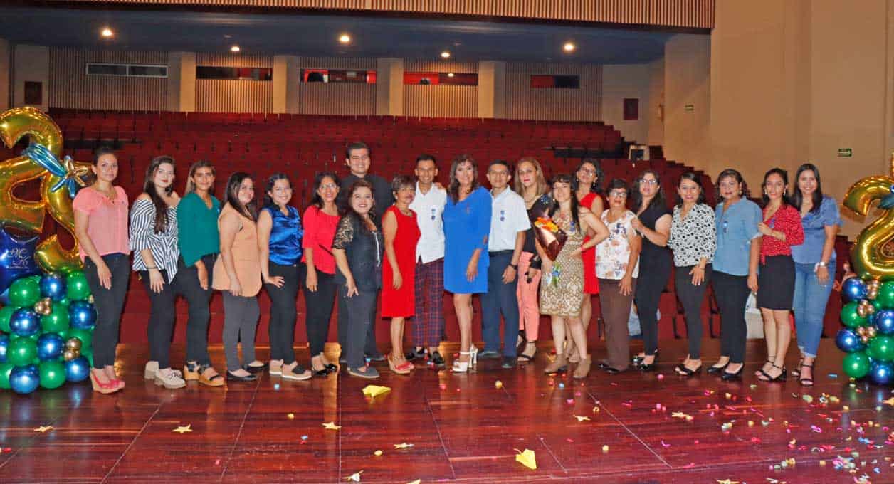 La directora, acompan~ada de su personal académico