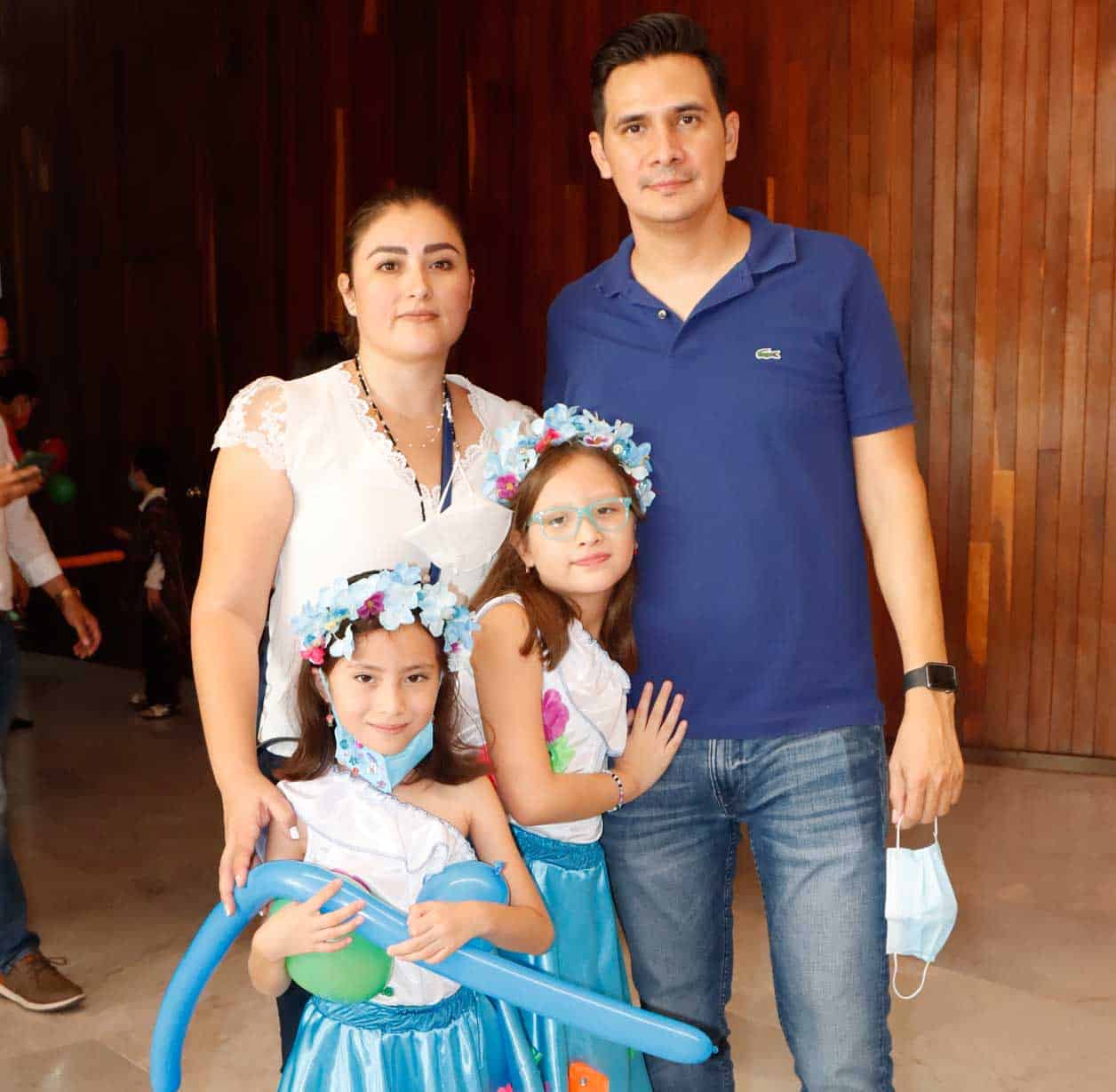 Camila y Sara con sus papa´s