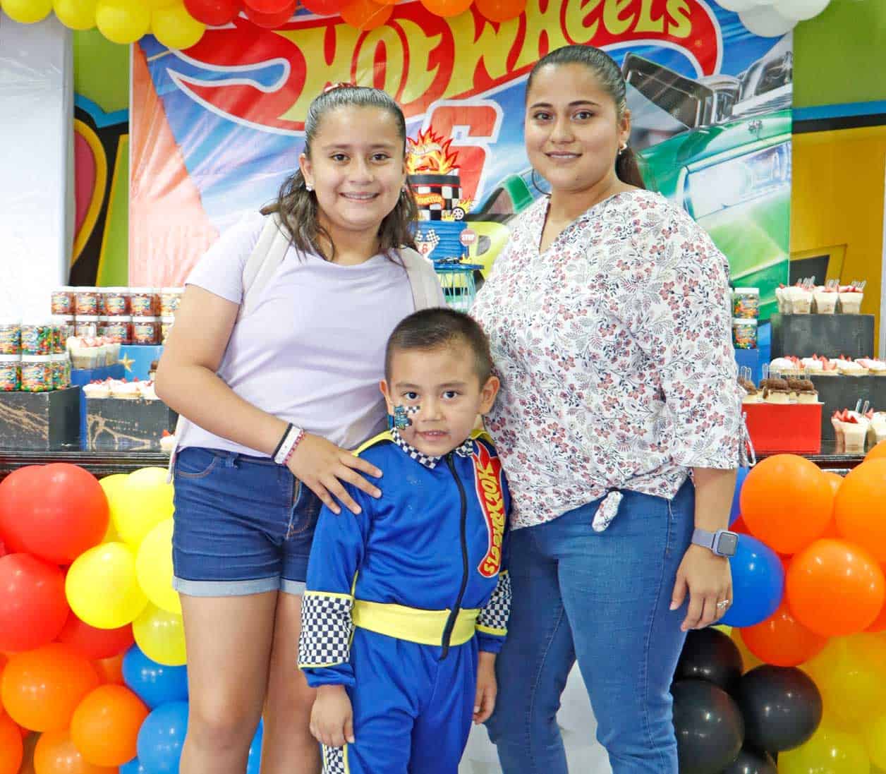 Abril, Carmen y Robertito