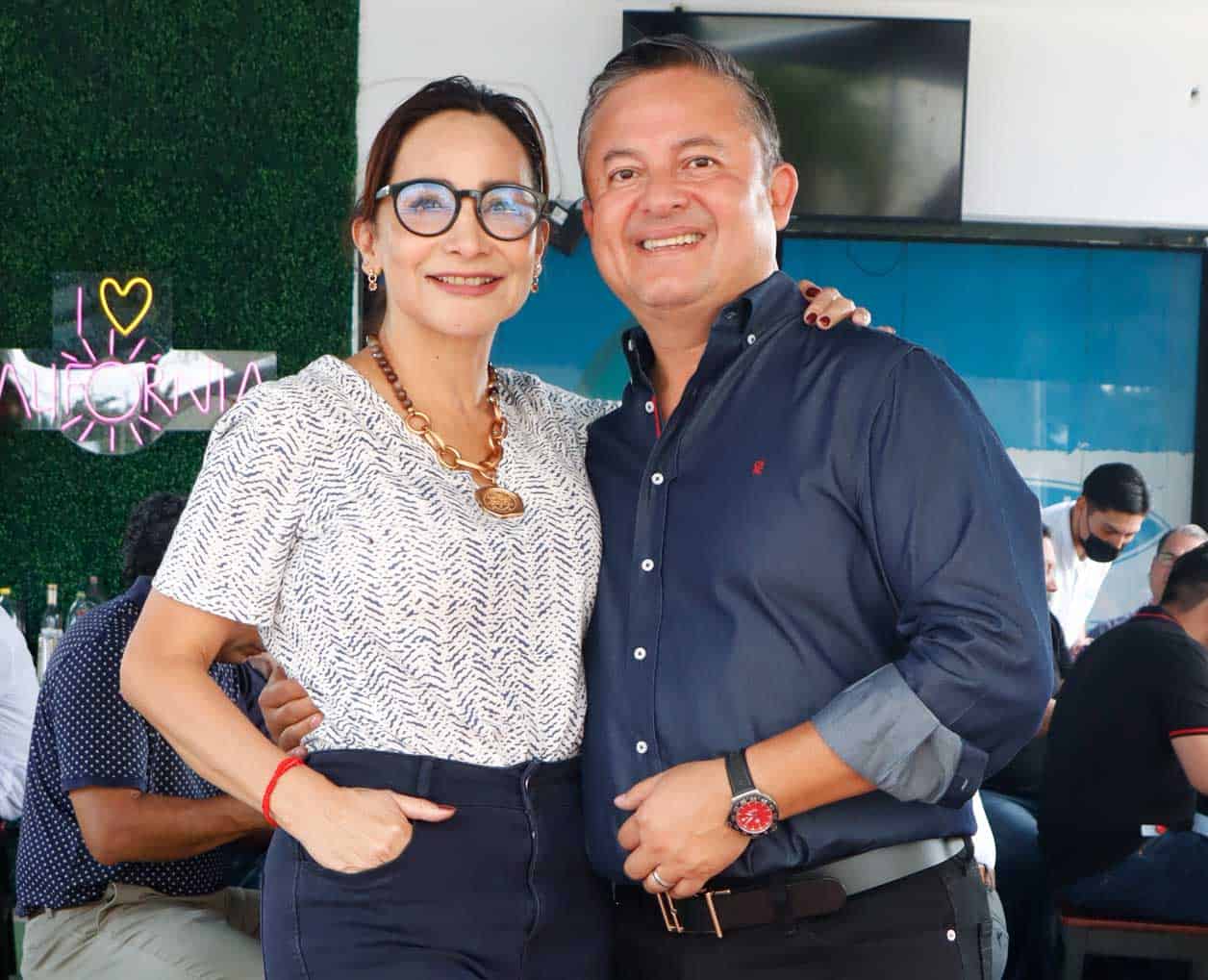 Junto a su esposa Paty