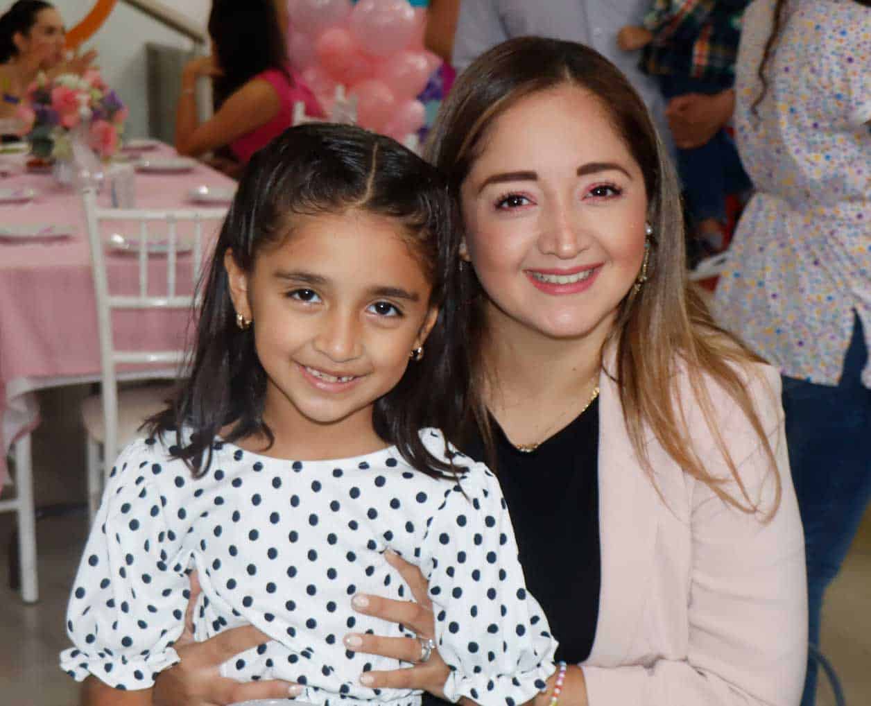 Nancy con su pequen~a