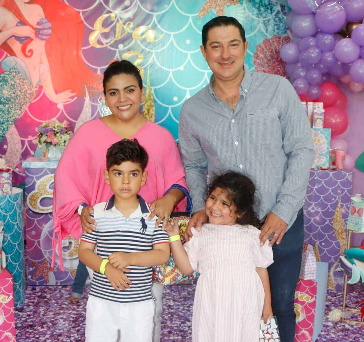 Cynthia y Clemente con sus nin~os