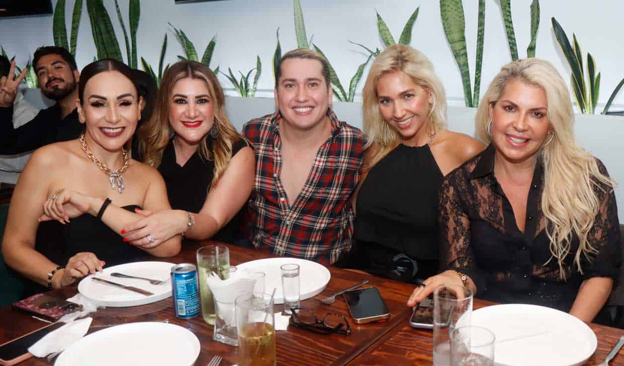 Claudia, Adriana, Brandon, Rebeca y Elisa