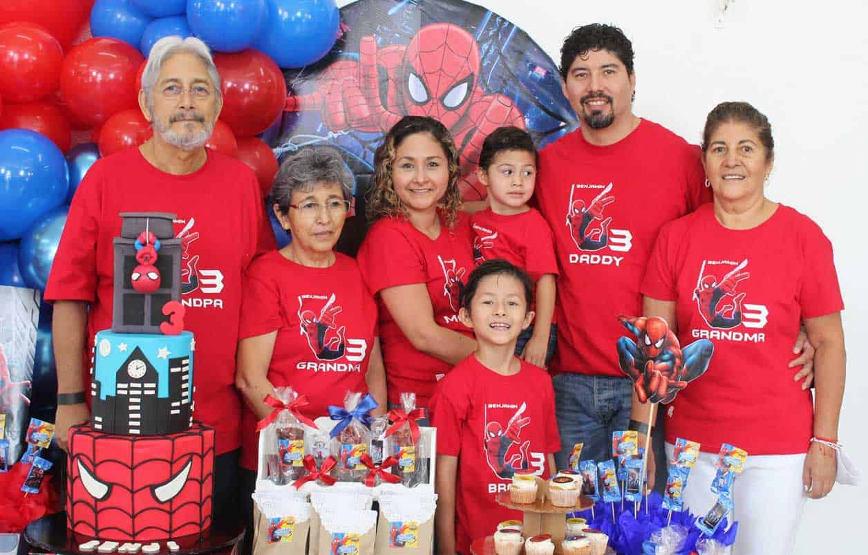 En compan~i´a de sus abuelitos, sus papa´s y su hermano