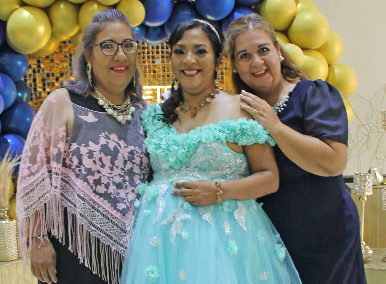 Naty entre Lolis y Marisela