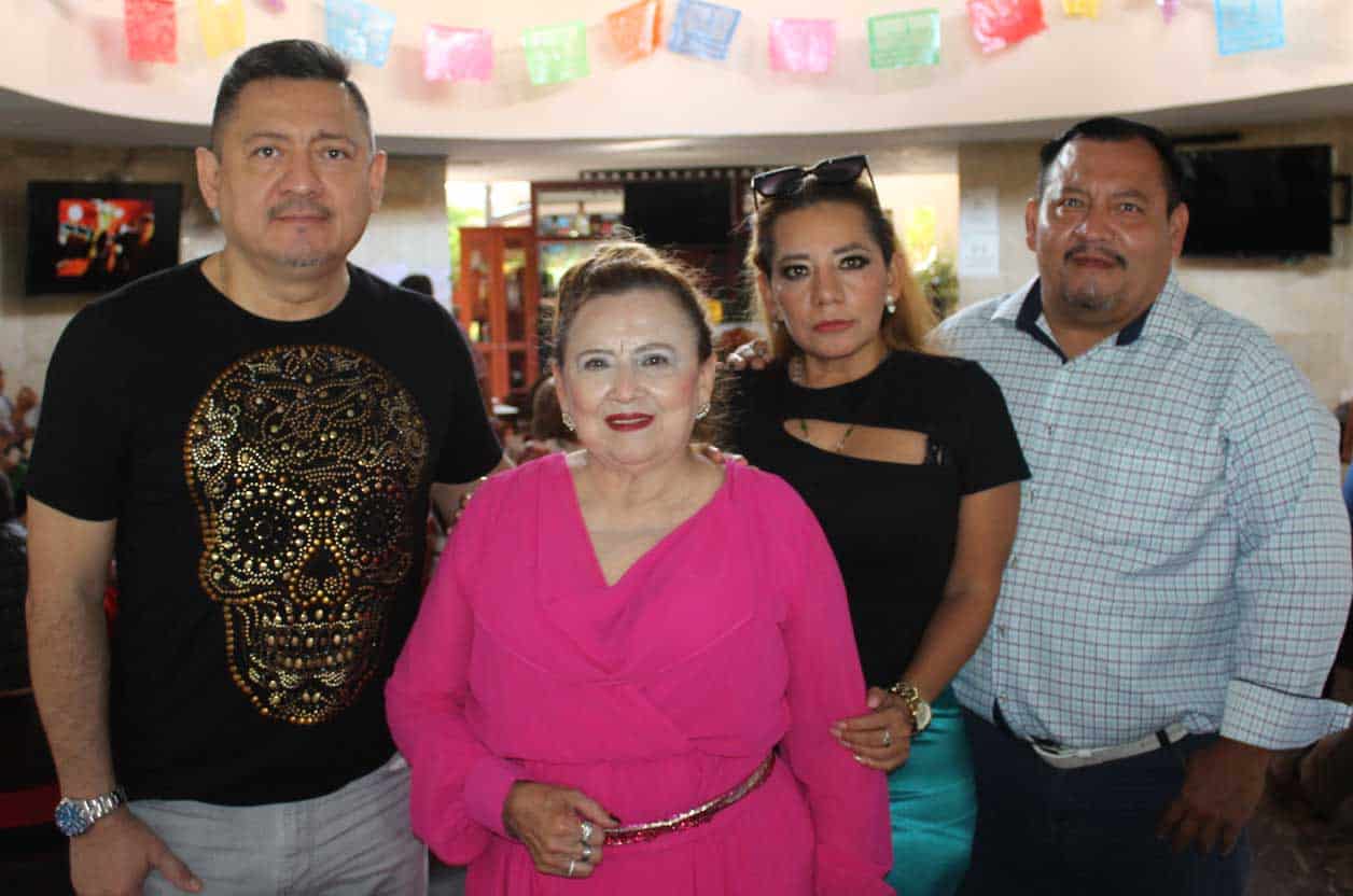 Luvia con sus hijos Jorge Armando, Yaneth y William