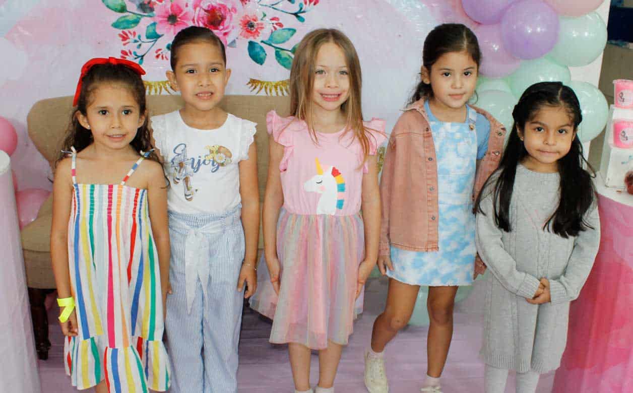 Las pequen~as felicitaron a Mariana