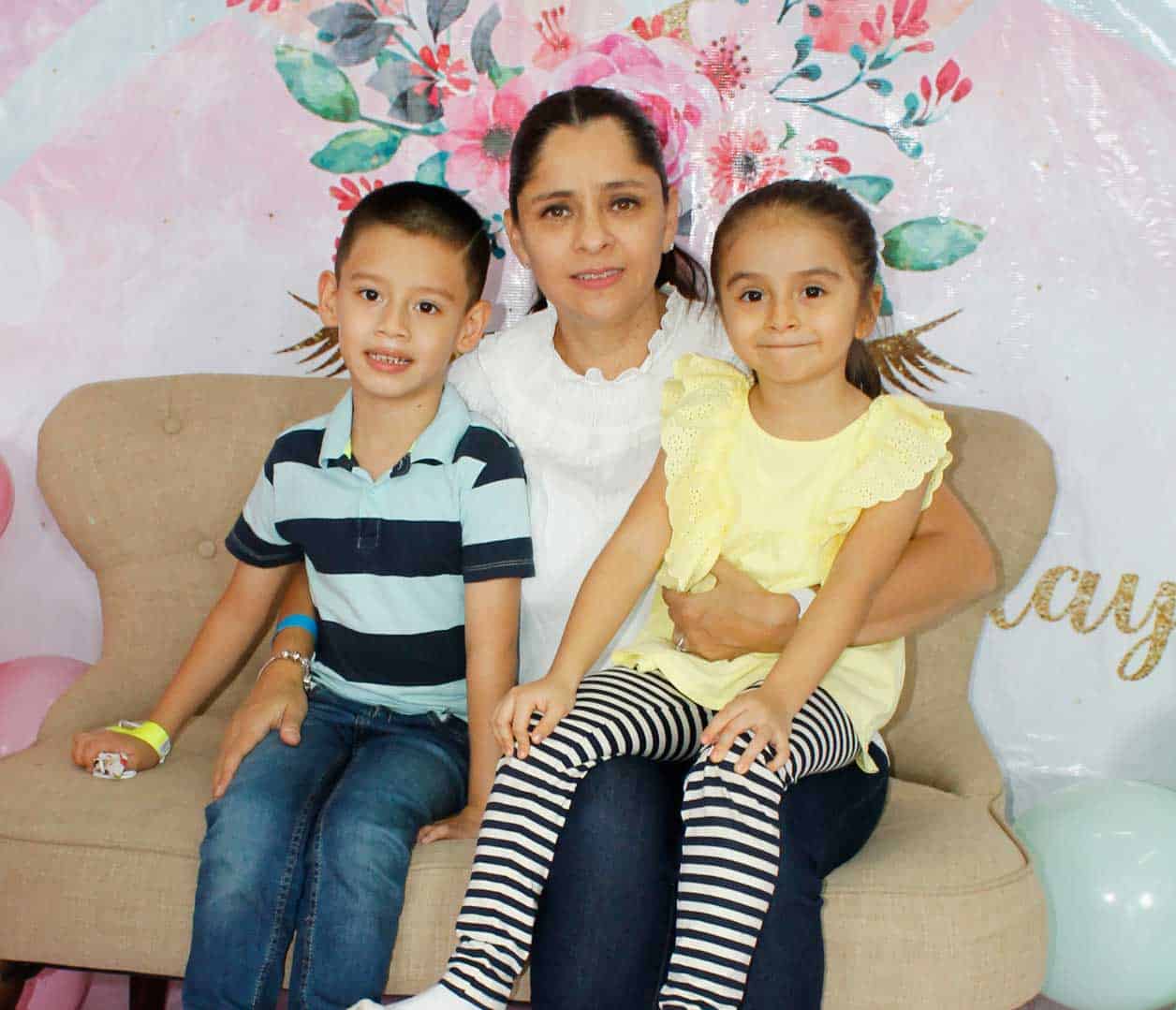 Lupita con Santiago y Miranda