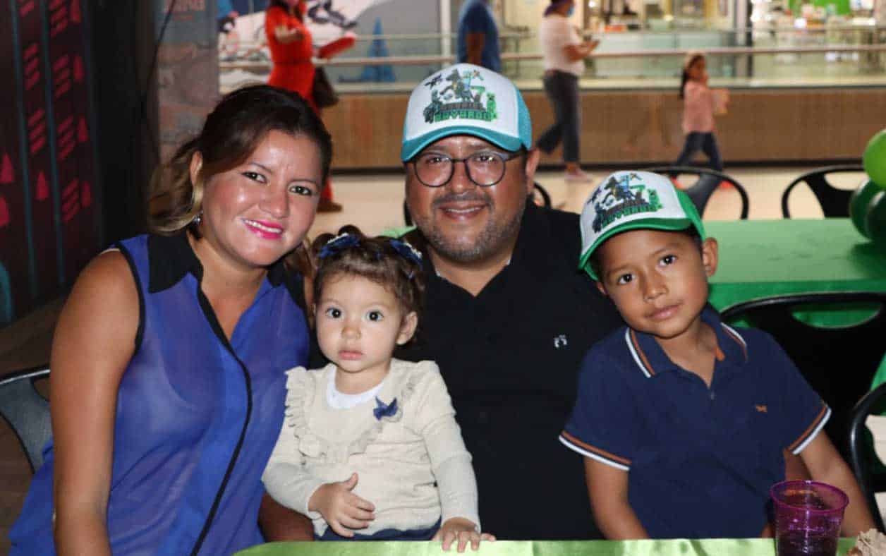 Alejandra, Mia, Marco y Santi