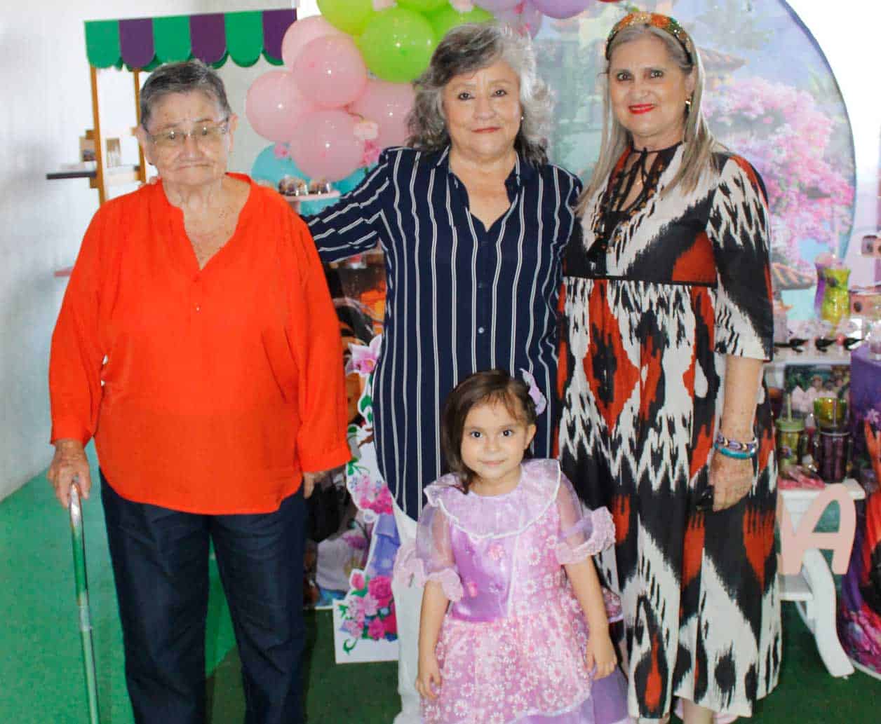 Con las abuelitas Mari´a Elena, Mari´a Elena y Nazaria