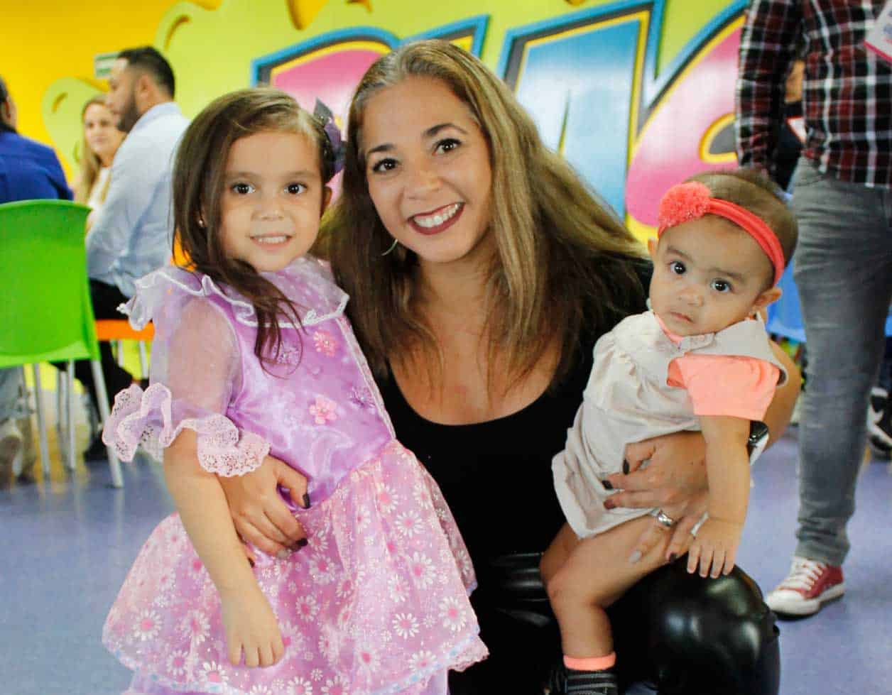 Acompan~ada de Mo´nica y Abril