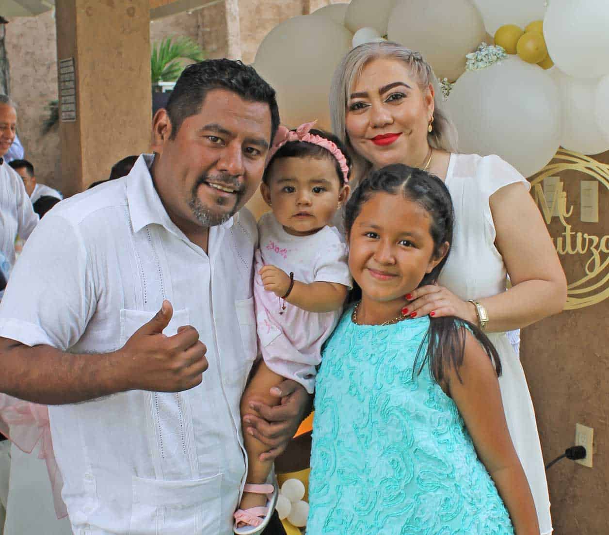 Constanza con sus papa´s Jesu´s Antonio y Fabiola y Renata