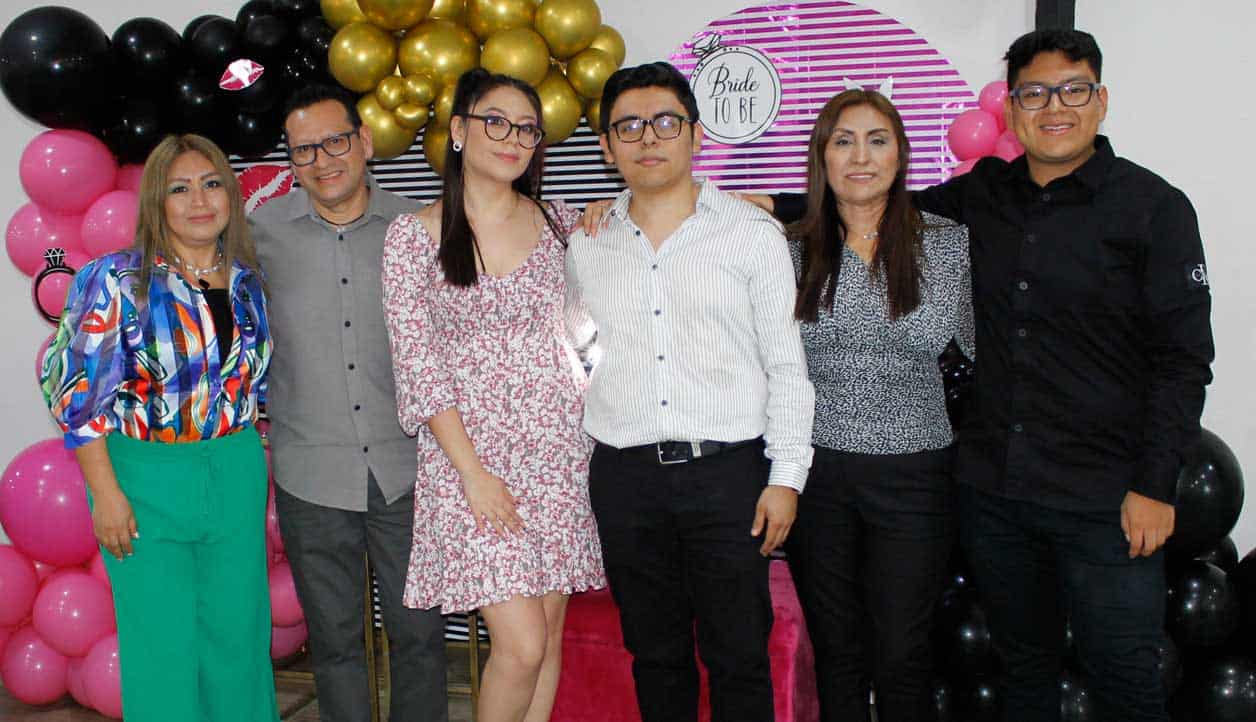 La familia, muy contenta