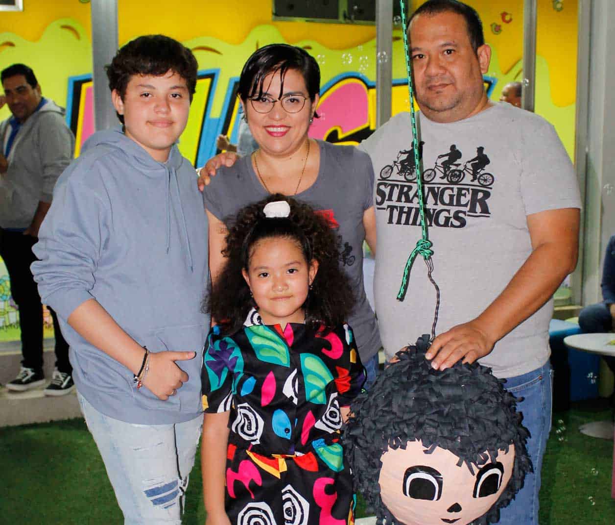 La familia con la pin~ata